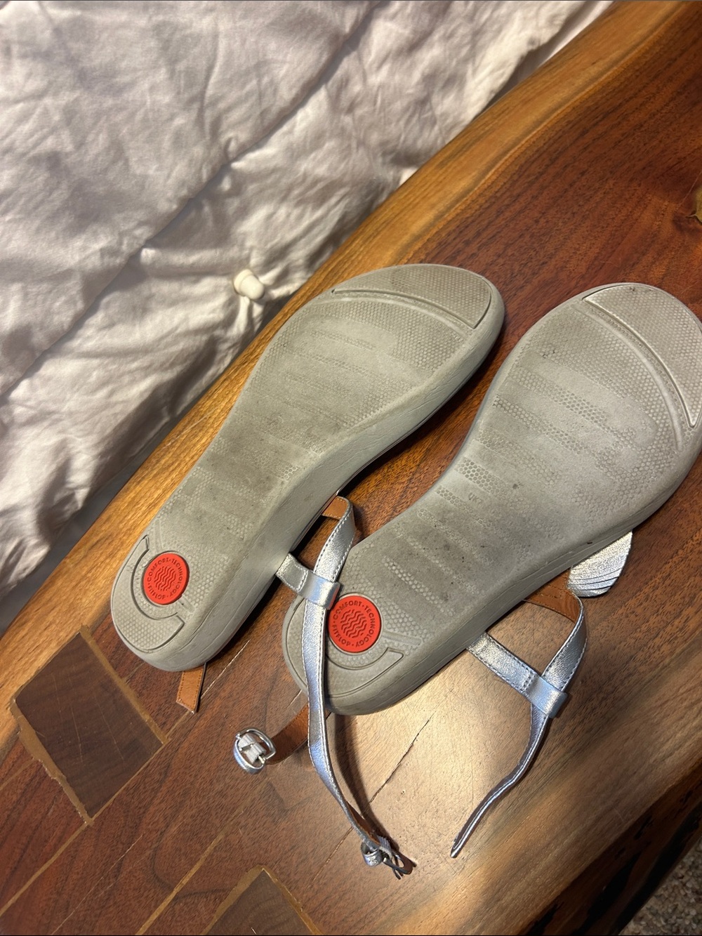 Fitflop Metallic Silver Feather Thong Sandals - Picture 4 of 5